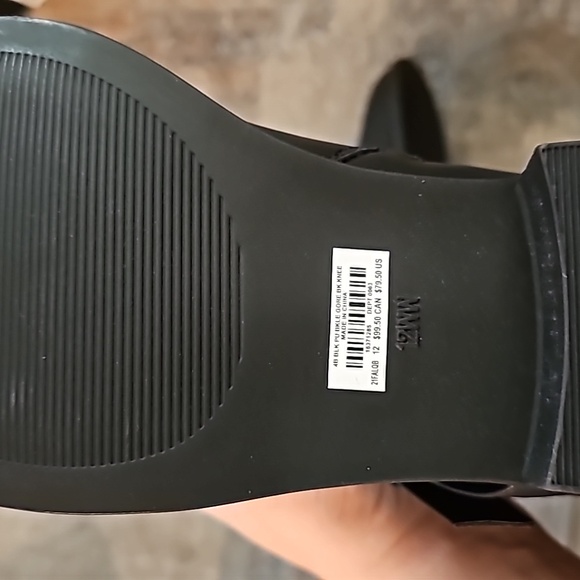 Black Knee Boot - Picture 4 of 6